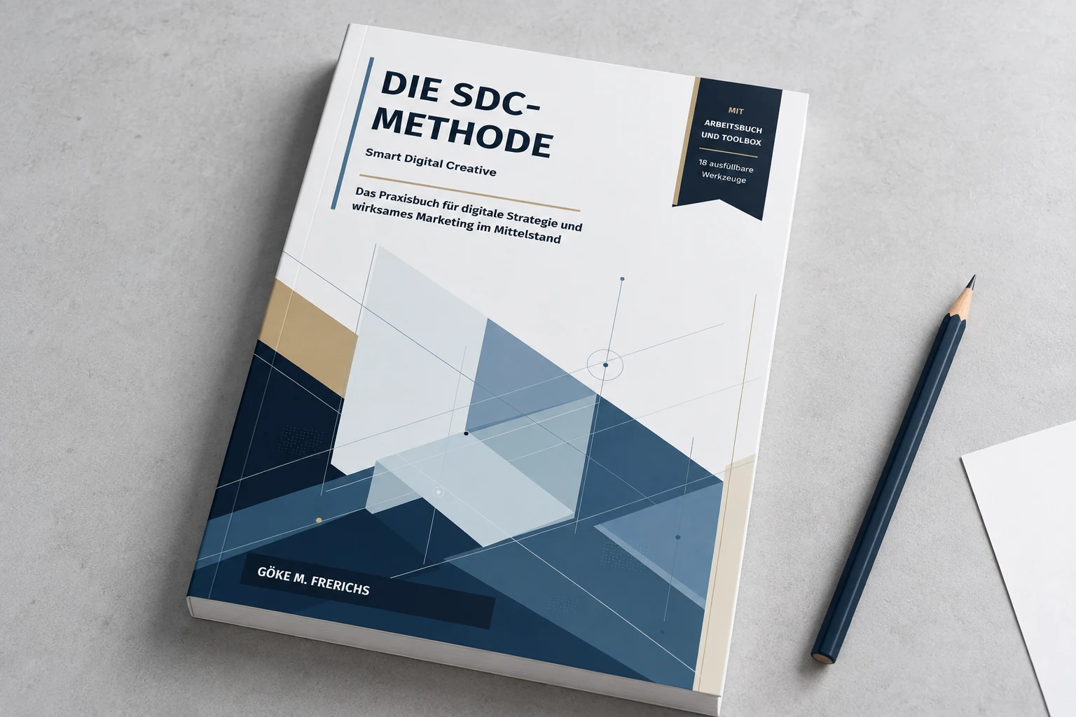 Das SDC-Praxisbuch auf einem hellen Schreibtisch mit blauem Stift.